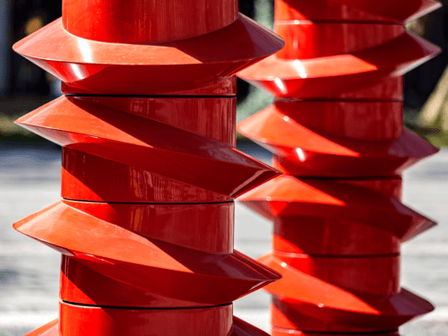 Die "Drehbaren Schrauben" wurden bereits 1971 von Hans Wolf Lingemann alias "HAWOLI" kreiert. Der Standort ist am Georgsplatz im Stadtteil Mitte von Hannover.